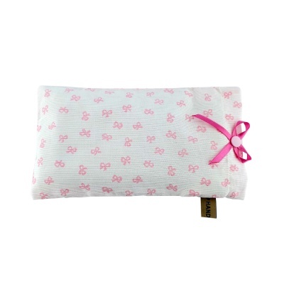 Capa de tecido branco com padrão de laços cor-de-rosa e laço cor-de-rosa maior com etiqueta HAND