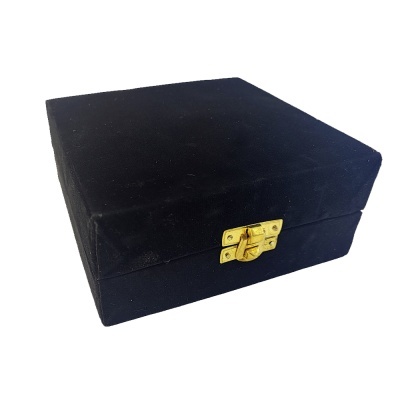 Caixa quadrada preta com fecho dourado