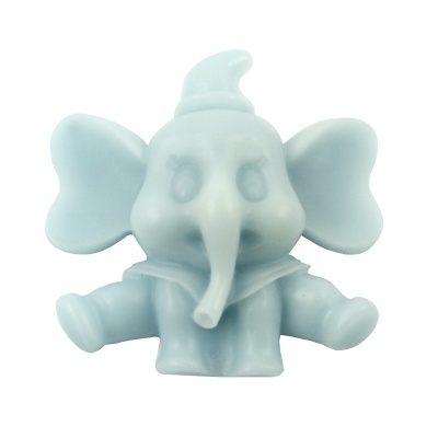 Figura de elefante azul claro com chapéu pontiagudo e braços estendidos