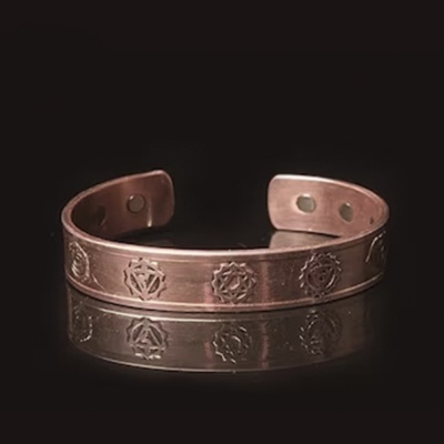 Pulseira de cobre com símbolos gravados e ímanes internos