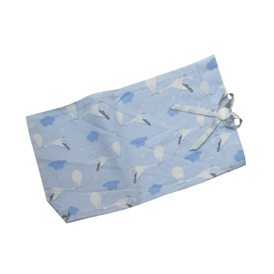 Saquinho azul claro com padrão de balões e fita para fechar