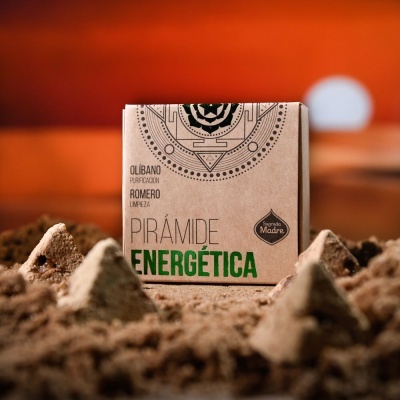 Caixa de produto com texto em português junto a terra com pequenas pirâmides de barro