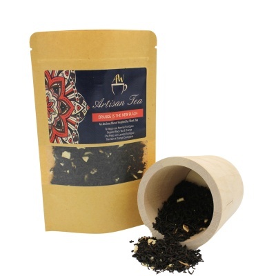 Pacote de chá preto artesanal com copo de madeira e chá solto