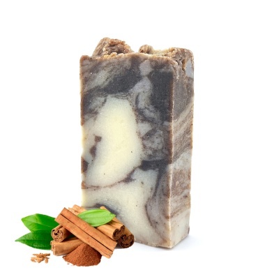 Sabonete marmoreado cinza, branco e castanho com paus de canela e folhas verdes