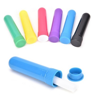 Conjunto de tubos plásticos coloridos com tampas rosqueadas