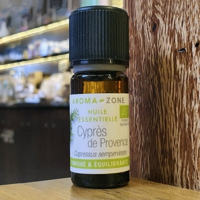 Frasco pequeno de óleo essencial Cyprès de Provence em superfície de madeira