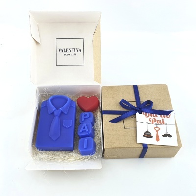 Presente Dia do Pai com sabonetes em forma de camisa azul, coração vermelho e blocos PAI, caixa castanha com fita azul