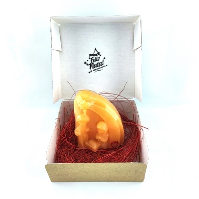 Vela amarela de presépio em caixa de presente com mensagem de Natal