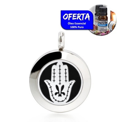 Medalha prateada com símbolo branco da mão de Fátima em fundo preto e selo azul de oferta de óleo essencial