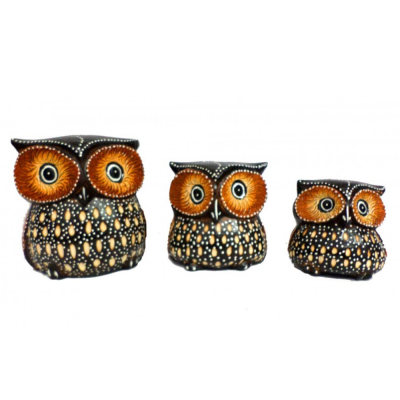 Três esculturas decorativas de coruja em madeira de diferentes tamanhos