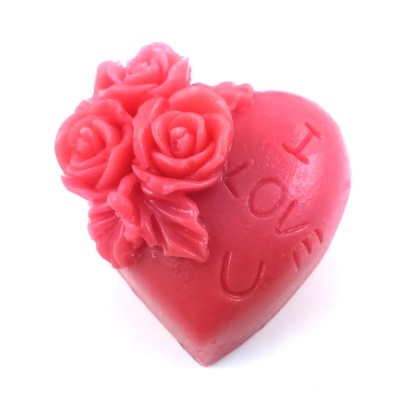 Coração cor-de-rosa com rosas esculpidas e texto I LOVE U