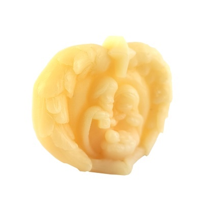 Vela amarela cremosa com figura de anjo e crianças detalhada