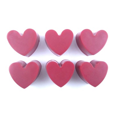 Seis velas cor-de-rosa em forma de coração sobre fundo branco