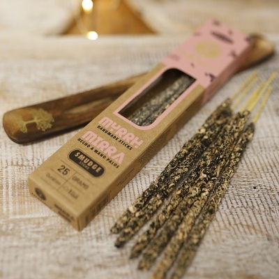 sticks artesanais MYRRH MIRRA SMUDGE em embalagem castanha e rosa com sticks texturizados