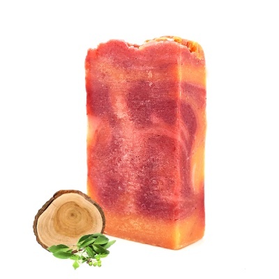 sabonete artesanal colorido com madeira e folhas verdes