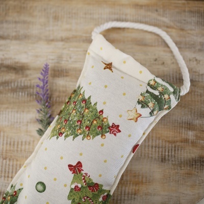 Bola de tecido com padrão natalício em fundo de madeira