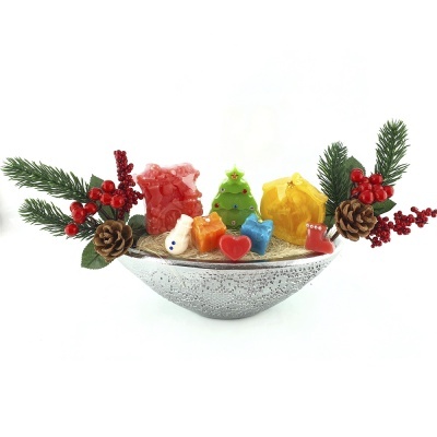 Arranjo decorativo natalício com velas coloridas e elementos naturais