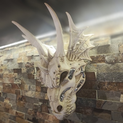 Máscara decorativa de caveira com chifres em parede de pedra