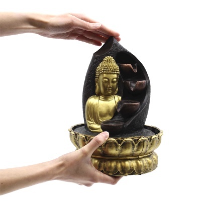 Incensário decorativo com estátua dourada de Buda e estrutura preta em forma de folha