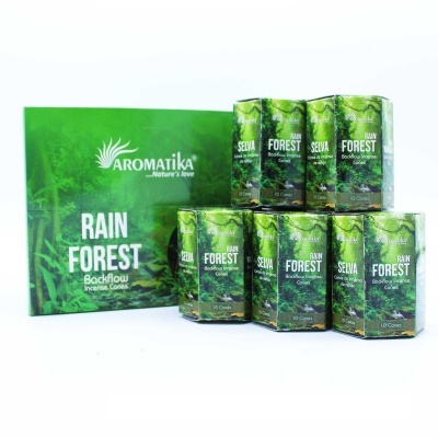 Conjunto de incensos Aromatika Rain Forest com embalagem verde e motivo de floresta