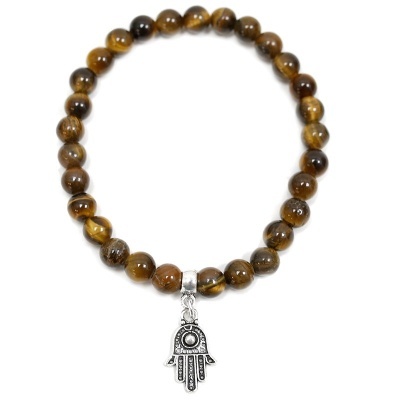 Pulseira com contas redondas em pedra castanha e pendente metálico em forma de mão