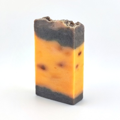 Sabonete em barra laranja e preto com textura rugosa no topo