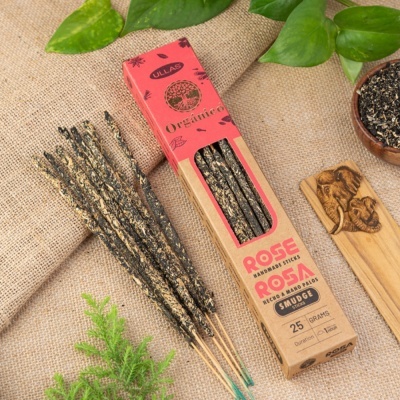 Incenso em pau ULLAS Rose Smudge em embalagem de papel kraft e laranja com plantas verdes e prancha de madeira gravada