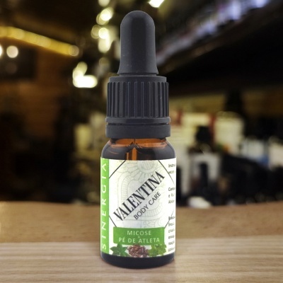 Frasco pequeno âmbar com conta-gotas preto e etiqueta com texto