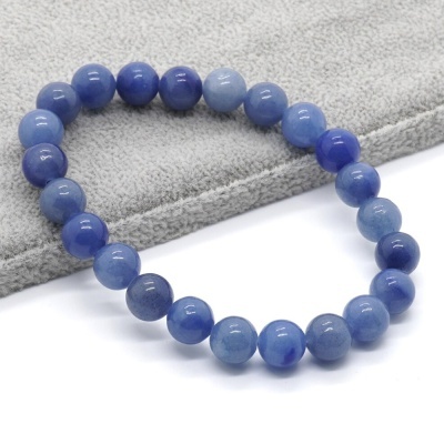 Pulseira de contas azuis sobre pano cinza