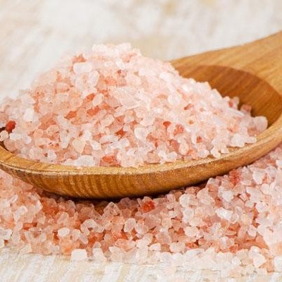 Sal rosa grosso em colher de madeira