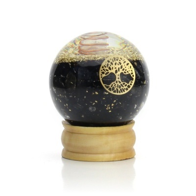 Esfera decorativa preta com árvore dourada e base de madeira