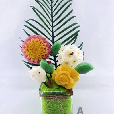 Arranjo floral decorativo com flores artificiais em vaso de vidro