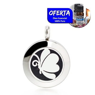 Pingente redondo prateado com desenho de borboleta branca e etiqueta azul de oferta de óleo essencial