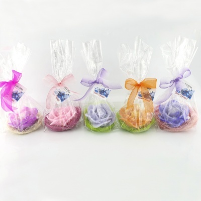 Cinco sabonetes de rosa coloridos embalsados com laços coloridos