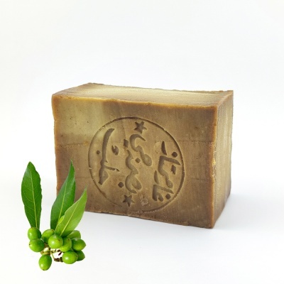 Sabonete castanho com gravação circular e raminho com folhas verdes e frutos