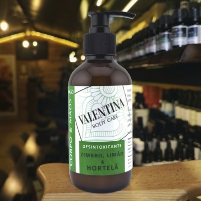 Frasco de plástico castanho com doseador com rótulo branco e verde