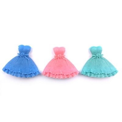 Três vestidos de boneca nas cores azul, rosa e verde-água com textura floral
