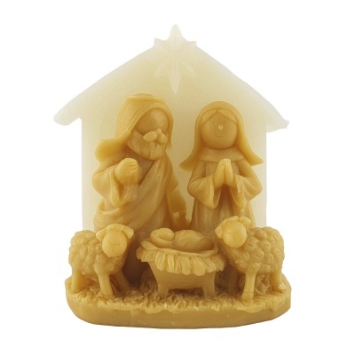 Presépio decorativo em cera bege com figuras de Maria, José, Jesus e ovelhas