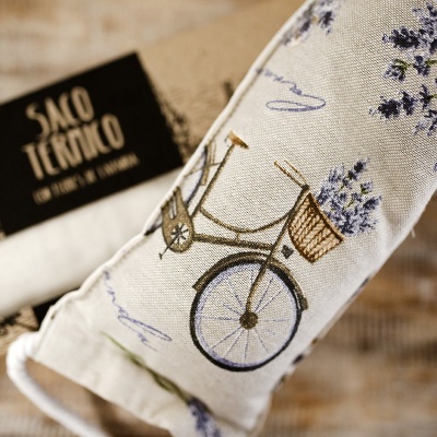 Saco térmico bege com estampa de bicicleta e etiqueta com texto