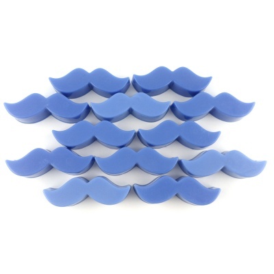 Esponjas azuis em forma de bigode organizadas em filas