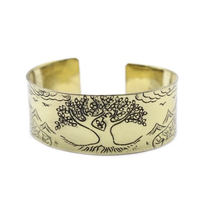 Pulseira dourada em metal com gravura de árvore e montanhas