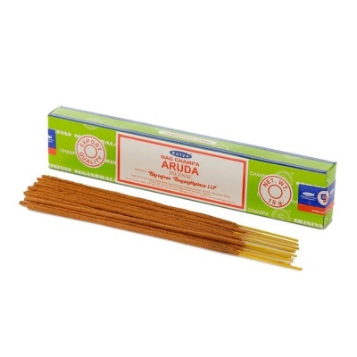 Incensos Nag Champa Aruda com caixa verde, azul e branca e varetas castanhas.