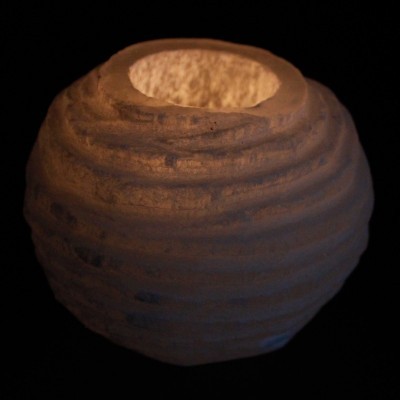 Porta-vela cerâmico redondo com textura estriada e iluminação interior