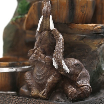 Escultura decorativa de elefante castanho com presas brancas