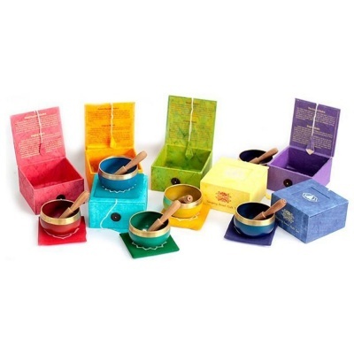 Conjunto de tigelas tibetanas coloridas com martelos e caixas abertas coloridas