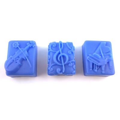 Três cubos azuis com motivos musicais em relevo