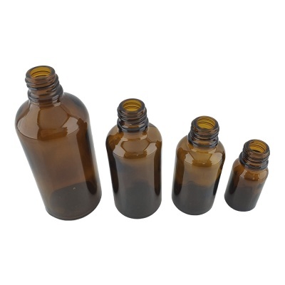 Frascos de vidro âmbar de vários tamanhos em fundo branco