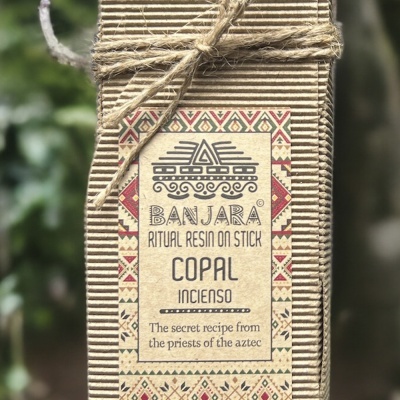 Caixa de incenso Ban Jara Copal em cartão com padrão colorido e corda