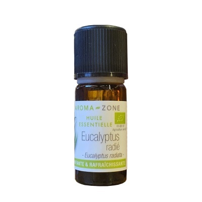 frasco pequeno de óleo essencial de Eucalyptus radié com rótulo branco e tampa preta