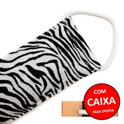 Máscara facial padrão zebra preto e branco com cordão branco, apresentada com caixa de oferta